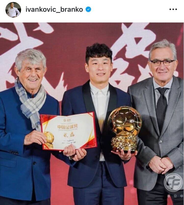  出席中國金球獎頒獎儀式，伊萬曬與武磊、米盧同框照片