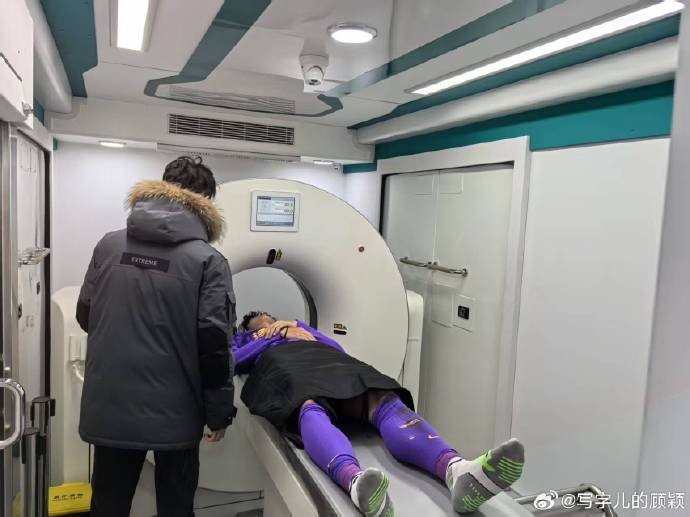  補時階段頭部被撞，天津記者：目前謝維軍正在醫院接受檢查