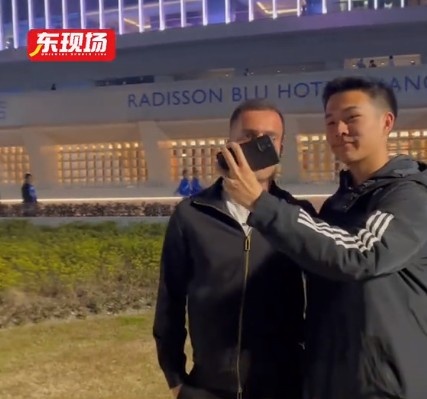  塞爾吉尼奧現身上海八萬人體育場，并與球迷親切打招呼合影