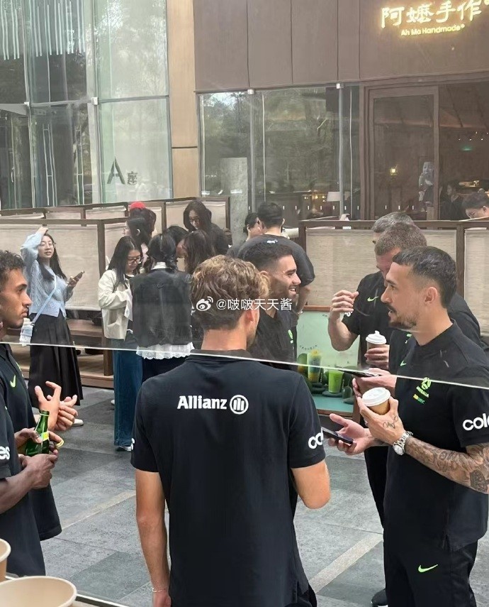 松弛感拉滿!澳大利亞隊員在杭州街頭喝奶茶