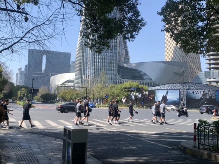 心態(tài)放松,有網(wǎng)友拍到澳大利亞隊早上在萬象城citywalk