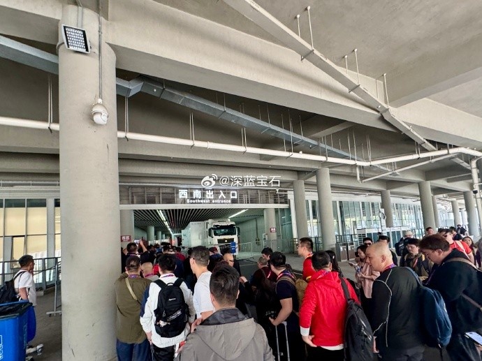  盛況空前！記者曬照：距離中澳之戰還有三小時，現場記者已超百名