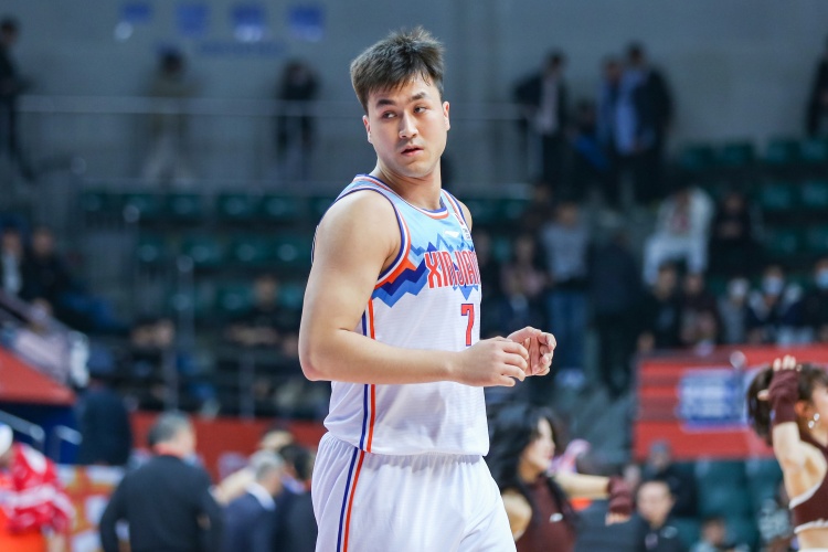防到5犯被提前罰下!艾孜麥提全場9中3 貢獻9分1板1斷