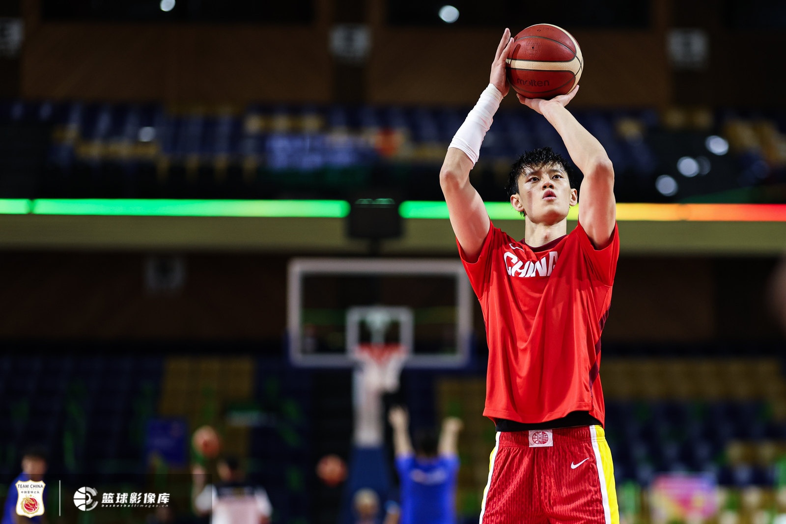 曾凡博:小崔剛受傷就聯(lián)系過他了 希望用勝利來回饋他和球迷們