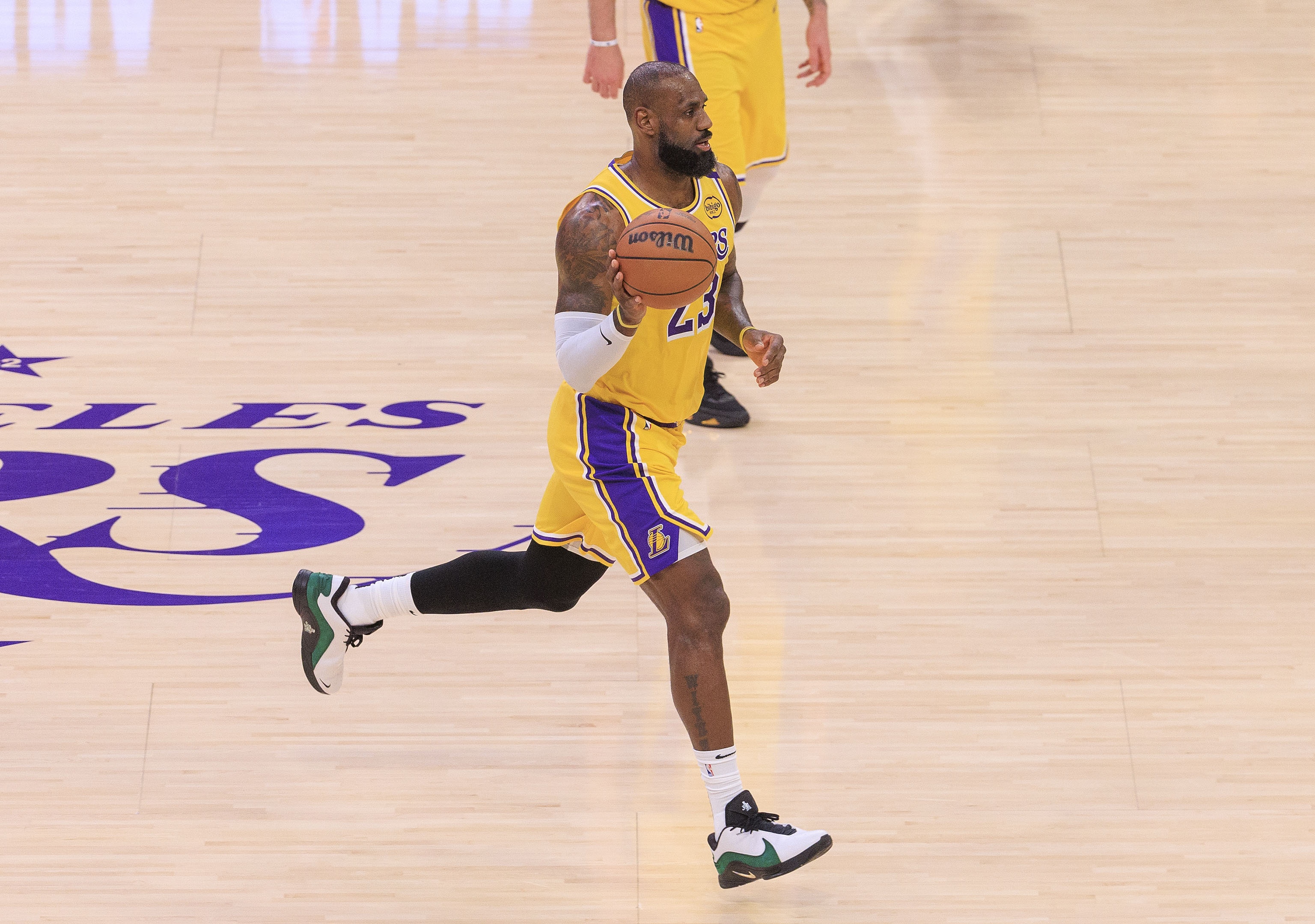 NBA官方:詹姆斯將于當(dāng)?shù)貢r間明天下午舉行賽前媒體見面會